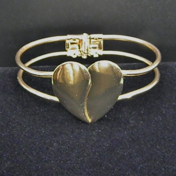 Gorgeous 18k gold plated Heart Bangle - Picture 3 of 9